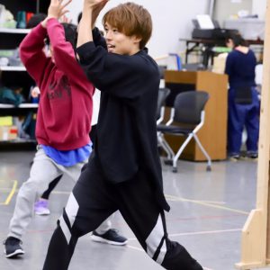 元木聖也「チームは最高。毎日楽しい」　サスペンス喜劇「バンロバ」和気あいあい稽古場レポ イメージ画像