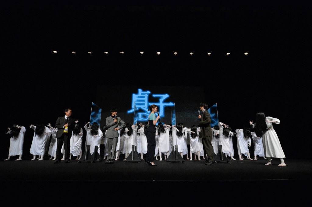 黒羽麻璃央出演、『貞子DX』完成披露試写会開催　300人の貞子が会場を埋め尽くす イメージ画像