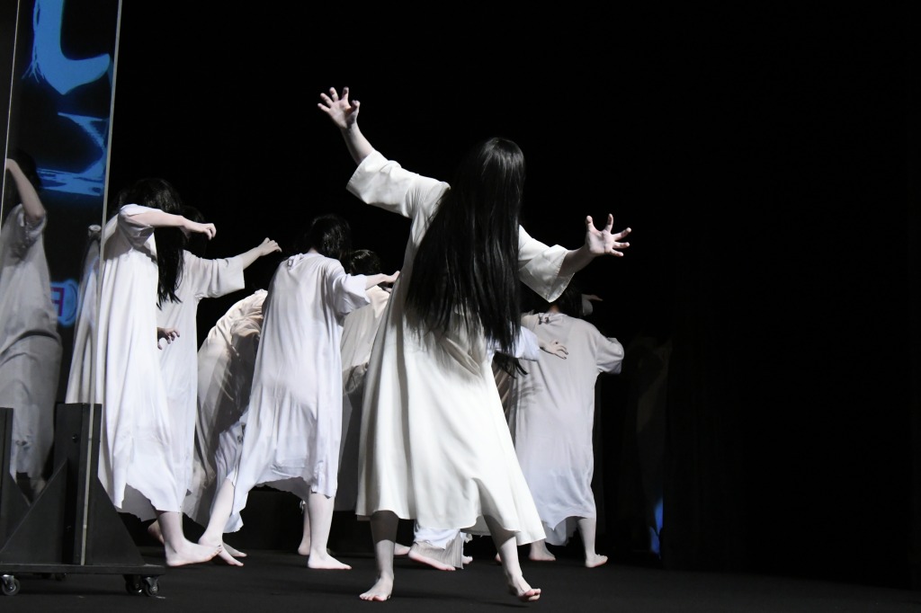 黒羽麻璃央出演、『貞子DX』完成披露試写会開催　300人の貞子が会場を埋め尽くす イメージ画像